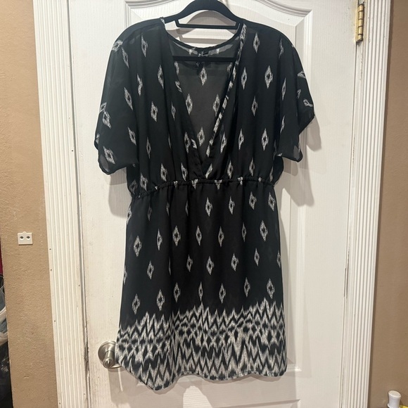 Portocruz Other - PORTOCRUZ Black and White Patterned Swimsuit Cover-up